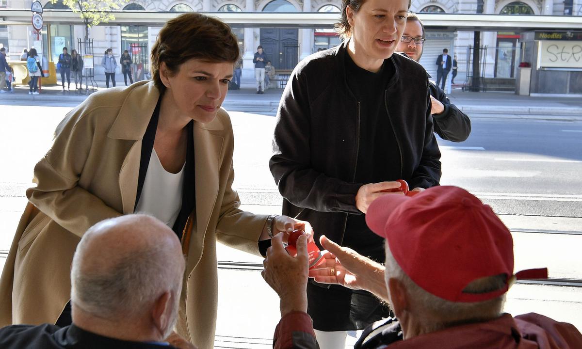 Flyer und Eier werden verteilt.