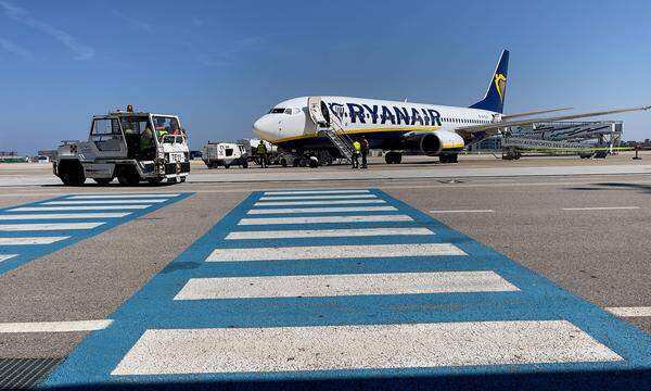 Die irische Fluggesellschaft Ryanair fliegt im kommenden Winter ab Wien auch in die polnische Hauptstadt Warschau und ins norditalienische Treviso.