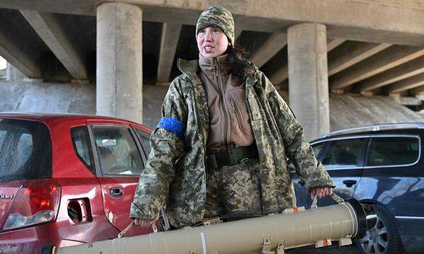 Eine ukrainische Soldatin mit einer Panzerabwehrwaffe. Nun erhält Kiew auch aus Deutschland neues Kriegsgerät.