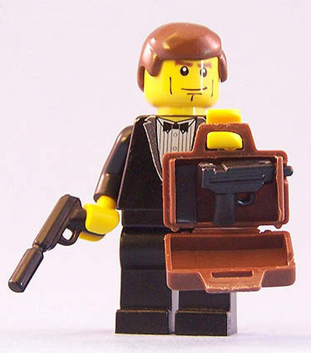 ... so bekommt der Plastik-Bond seine Walther PPK mit Schalldämpfer und eine Uzi im Aktenkoffer. Den Lego-Martini - gerührt, nicht geschüttelt - gibt's noch nicht.