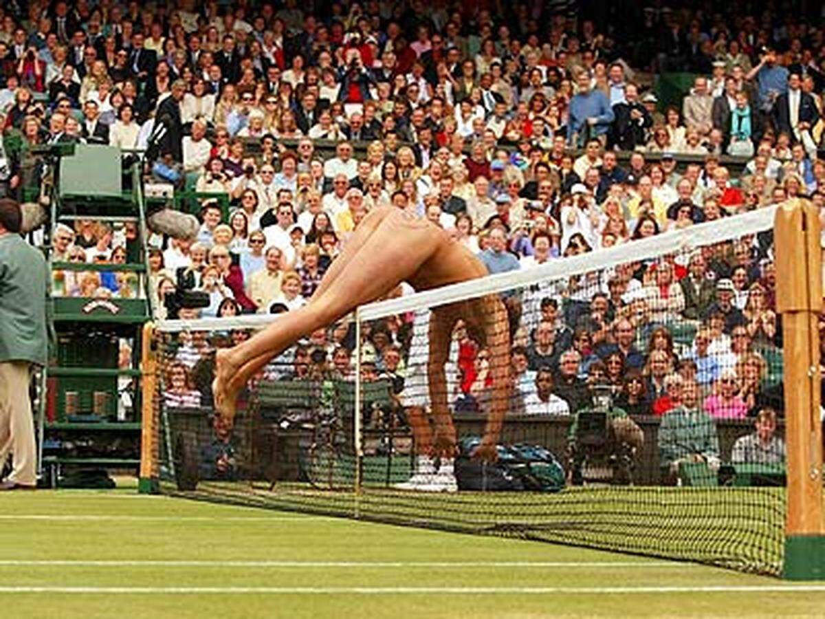 Auch der "Heilige Rasen", wie Wimbledon oft genannt wird, ist vor ihm nicht sicher.