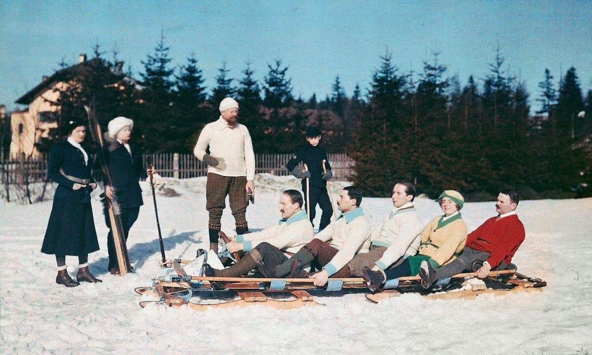 In der Instagram-Ära ist es kaum mehr vorstellbar, aber einst war die Fotografie eine „Liebhaberei der Millionäre". In Wien praktizierten sie ihr kostspieliges Hobby im „Camera Club" (Bild von Arthur von Hübl), ab 22. Februar zeigt das Fotoinstitut Bonartes eine von Astrid Mahler kuratierte Ausstellung, www.bonartes.org