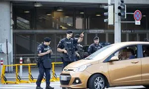 Früher ist es eher undenkbar gewesen, dass Polizisten im Stadtgebiet mit einer Langwaffe stehen. Heute ist das anders. 