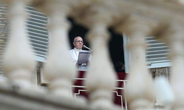 Der Papst beim sonntäglichen Angelus-Gebet am Petersplatz in Rom.