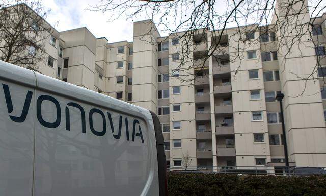 Ein Fahrzeug des Wohnungsunternehmens vonovia steht vor einem Wohnblock in Bonn Vonovia *** A vehic