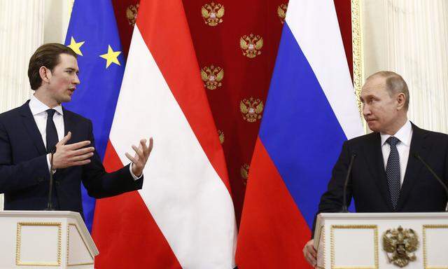 Sebastian Kurz und Wladimir Putin unterhielten sich bei ihrer Unterredung im Kreml großteils auf Deutsch. Der Kanzler sprach über Politik und die Ukraine, der Gastgeber lieber über die Wirtschaft und Gasdeals.