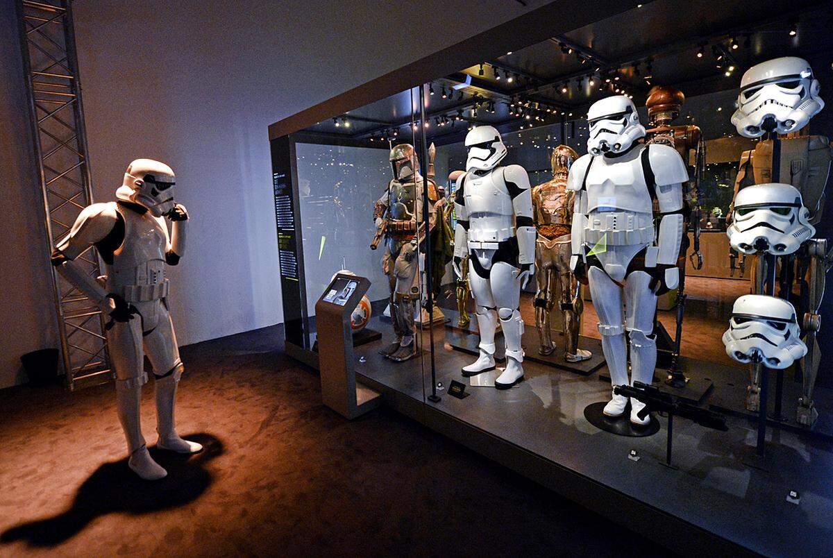 Hans Klaus Techt: Hüte dich vor der dunklen Seite der Macht; APA Ein Mitglied des österreichischen Star-Wars-Fanclubs "501 Legion" in einem Stormtrooper-Kostüm betrachtet ausgestellte Stormtrooper-Kostüme, die im Rahmen der "Star Wars Identities"-Ausstellung im Wiener MAK zu sehen sind.