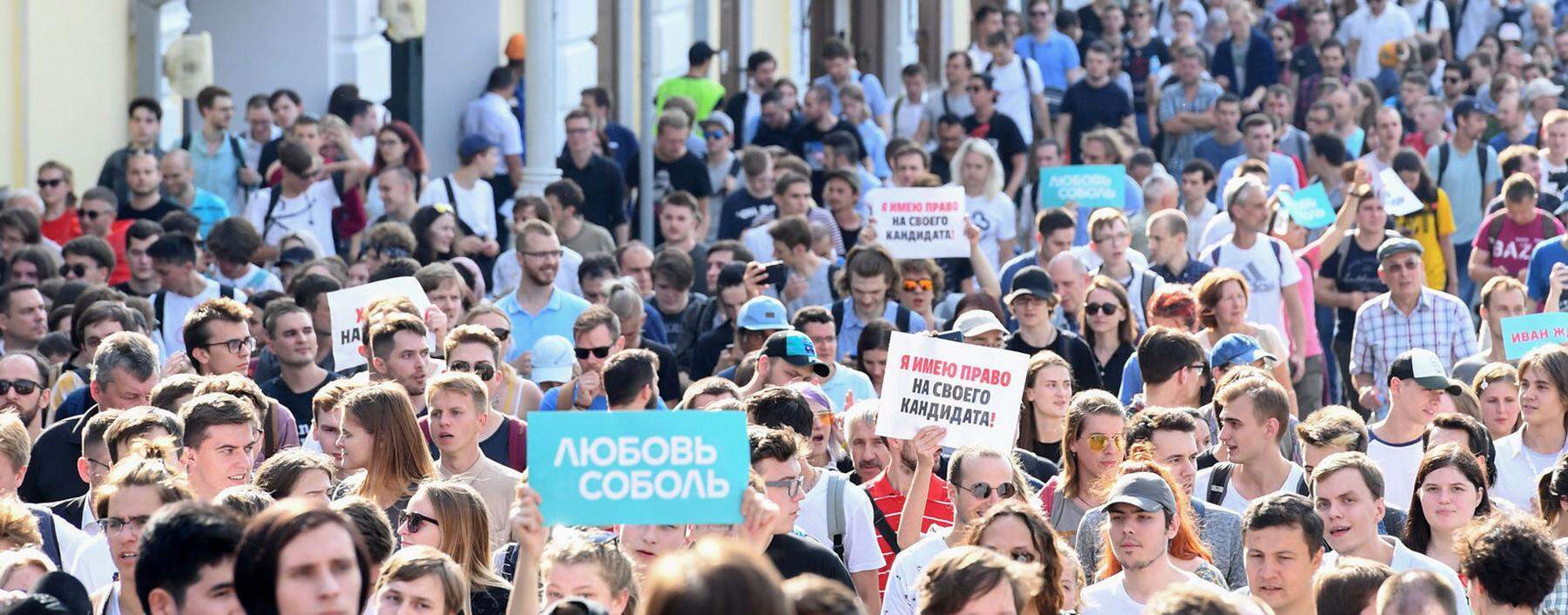 Sie können mit den Werten, die der Kreml propagiert, wenig anfangen. Vor allem Jugendliche nehmen in Moskau an den Kundgebungen für faire Wahlen teil.