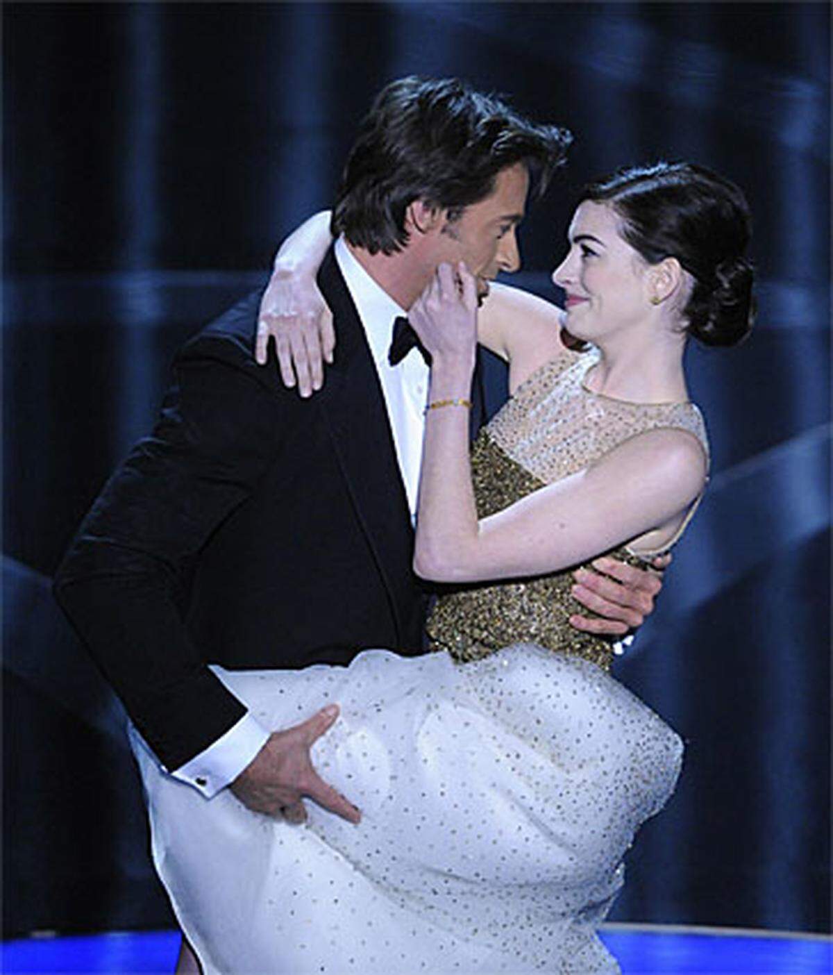 Durch die Gala führte diesmal kein Komiker, sondern der australische Schauspieler Hugh Jackman. Er brachte die nominierte Anne Hathaway zum Singen.