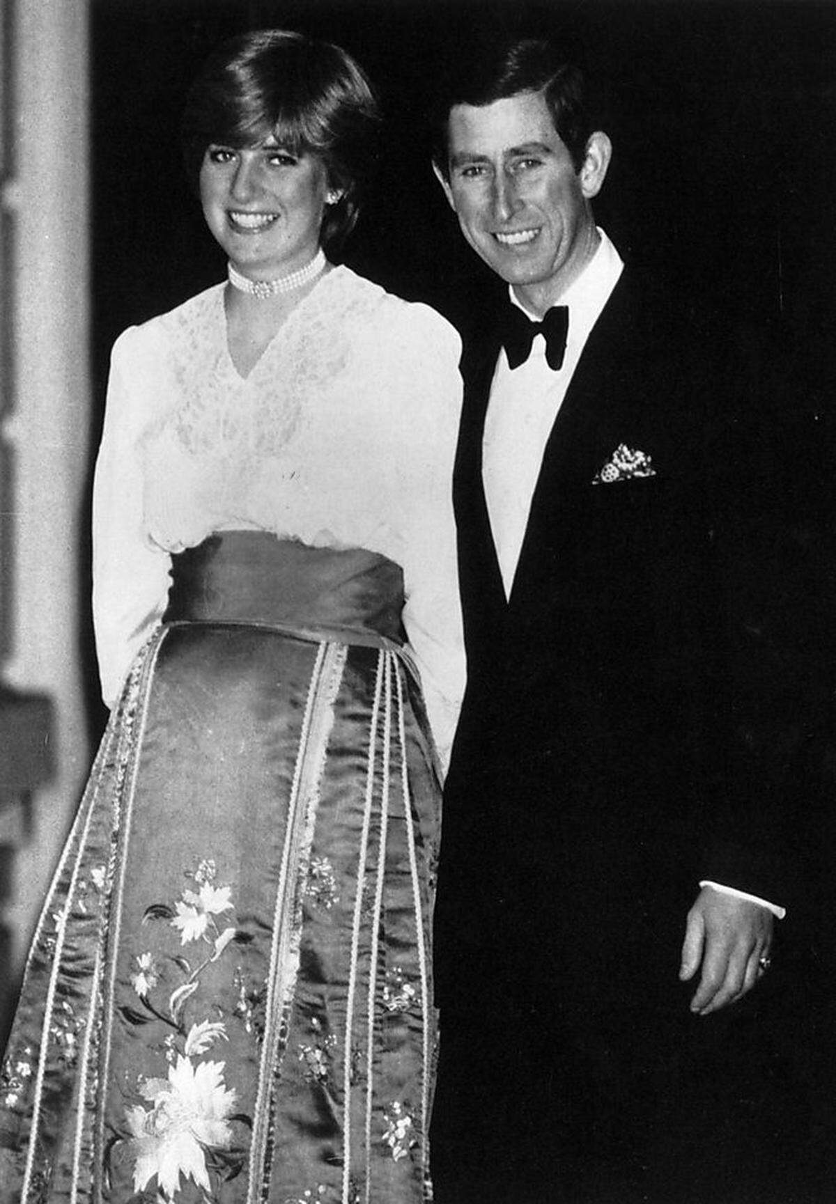 Kaum einer hätte eine solche Geschichte erwartet, als im Herbst 1980 bekannt wird, dass Prinz Charles - Thronfolger Königin Elizabeths und Fürst von Wales - die 19-jährige Kindergärtnerin Lady Diana Spencer datet: Man rechnet vielmehr mit einer braven Märchenprinzessin. Offenbar auch der Prinz, der zuvor schon eine ältere Schwester Dianas als Freundin hatte - die aber der Presse gegenüber zu plaudrig gewesen war. Diana hingegen ist nicht nur jung, sondern auch wahnsinnig schüchtern.