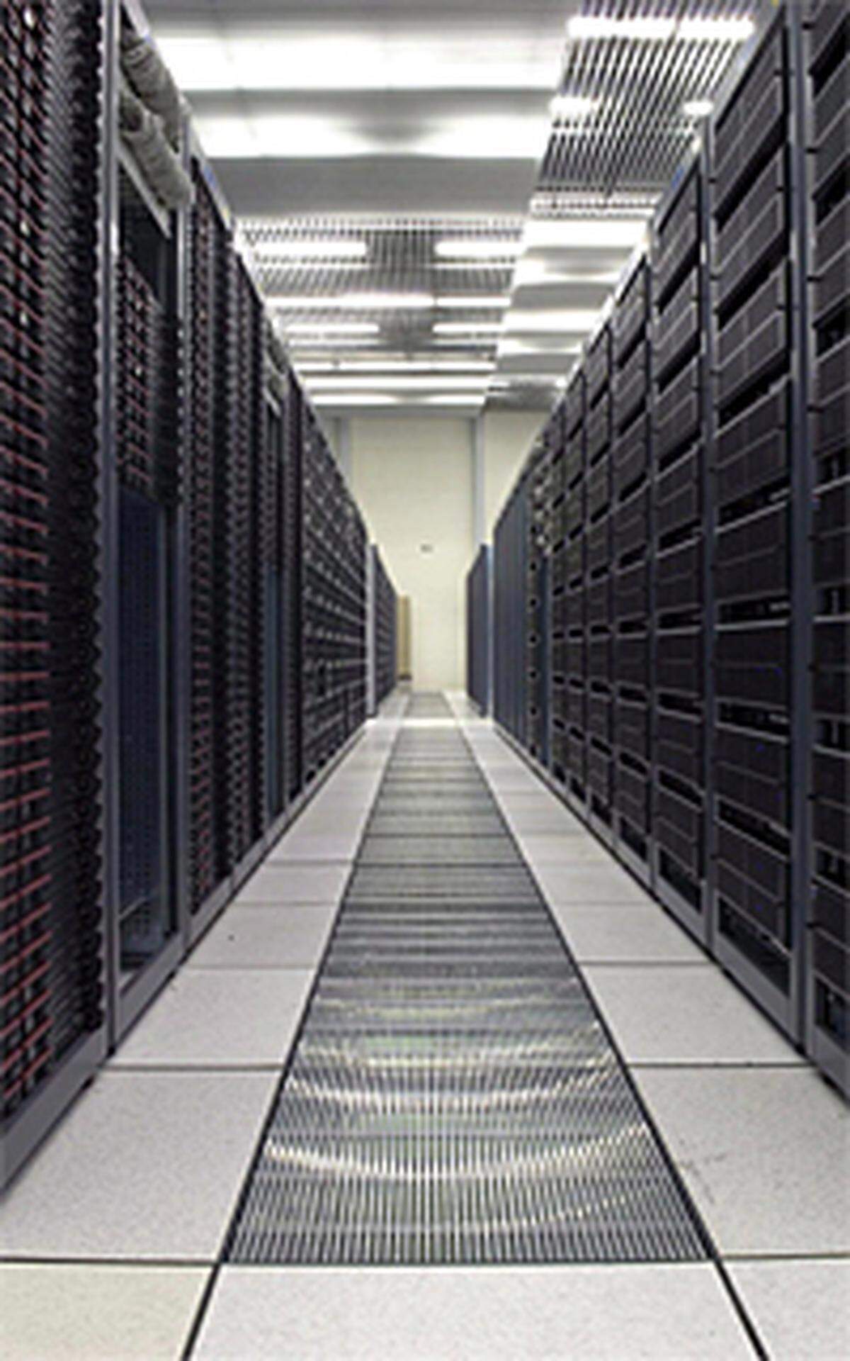 Die Daten, die bei dem Experiment anfallen, werden rund 100.000 Dual-Layer DVDs pro Jahr füllen.Im Bild: Der GRID-Speicherraum im CERN Computer-Zentrum.