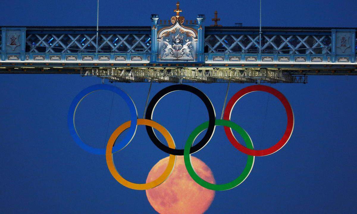 3. August 2012. Der Vollmond ergänzte die Olympischen Ringe auf der Londoner Tower Bridge während der Olympischen Spiele.