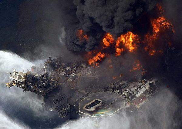 BP räumt Fehler vor der Explosion der Bohrinsel "Deepwater Horizon" ein: Unter anderem hätten BP-Ingenieure die Ergebnisse eines Drucktests falsch bewertet. Allerdings müssten auch andere beteiligte Firmen Verantwortung für den Unfall und Umweltkatastrophe tragen.