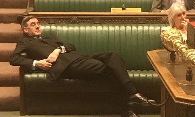 Rees-Mogg legt demonstratives Nickerchen im Parlament ein