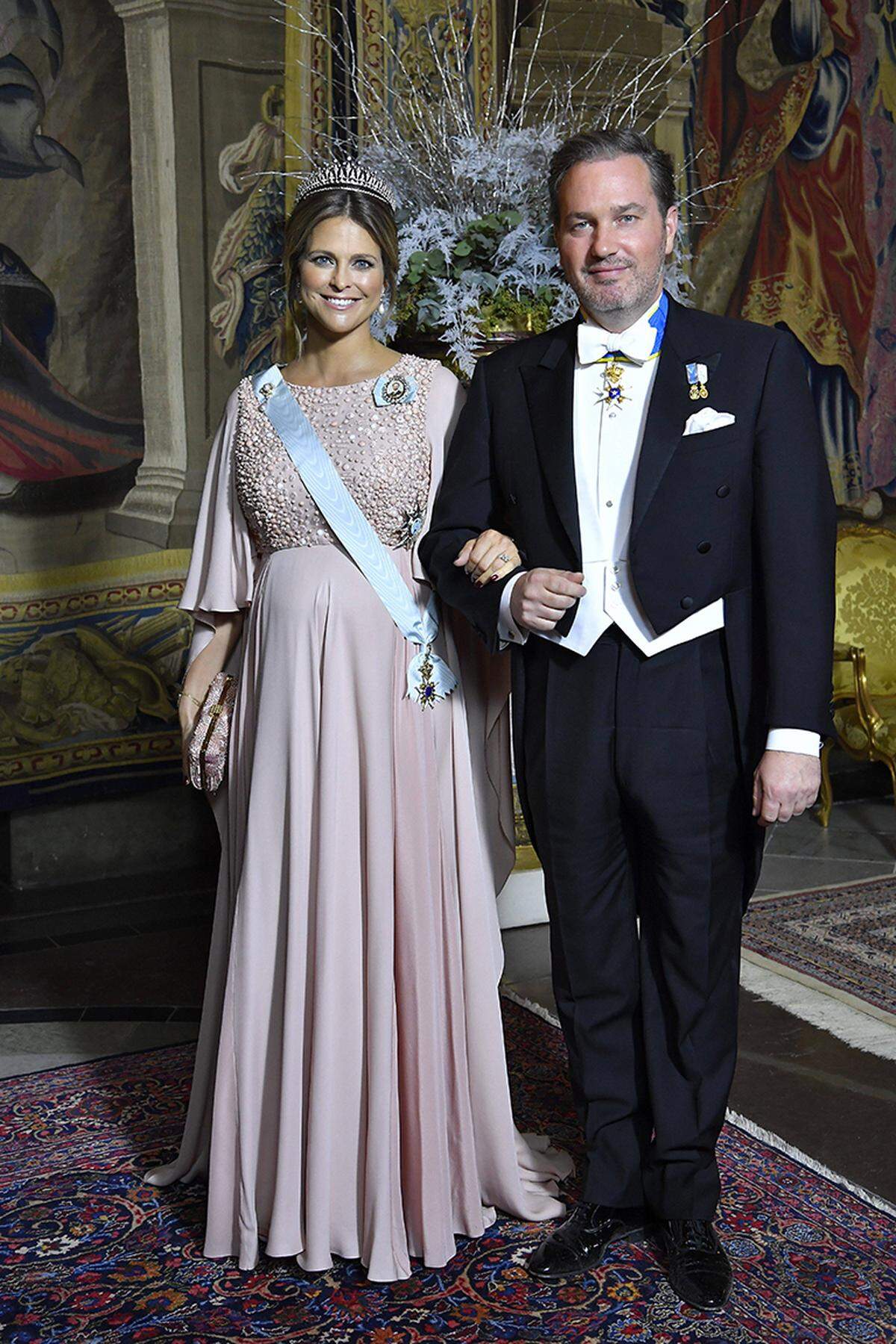 Zum Glück gibt es aber am Tag nach der Nobelpreiszeremonie stets ein Abendessen im Königsschloss, Krönchen und Kleider inklusive - und bei diesem kehrte Prinzessin Madeleine wieder. Wenn auch in einem sehr ähnlichen Outfit zu jenem vom Vortag.