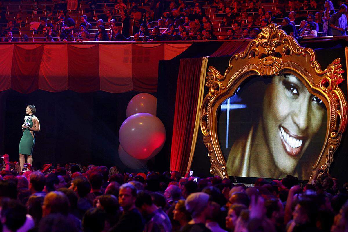 ... Alicia Keys für die verstorbene Whitney Houston den "Global Icon"-Award entgegen nahm. Auch Beastie-Boys-Rapper Adam Yauch alias MCA wurde Tribut gezollt. Er war heuer seinem Krebsleiden erlegen.