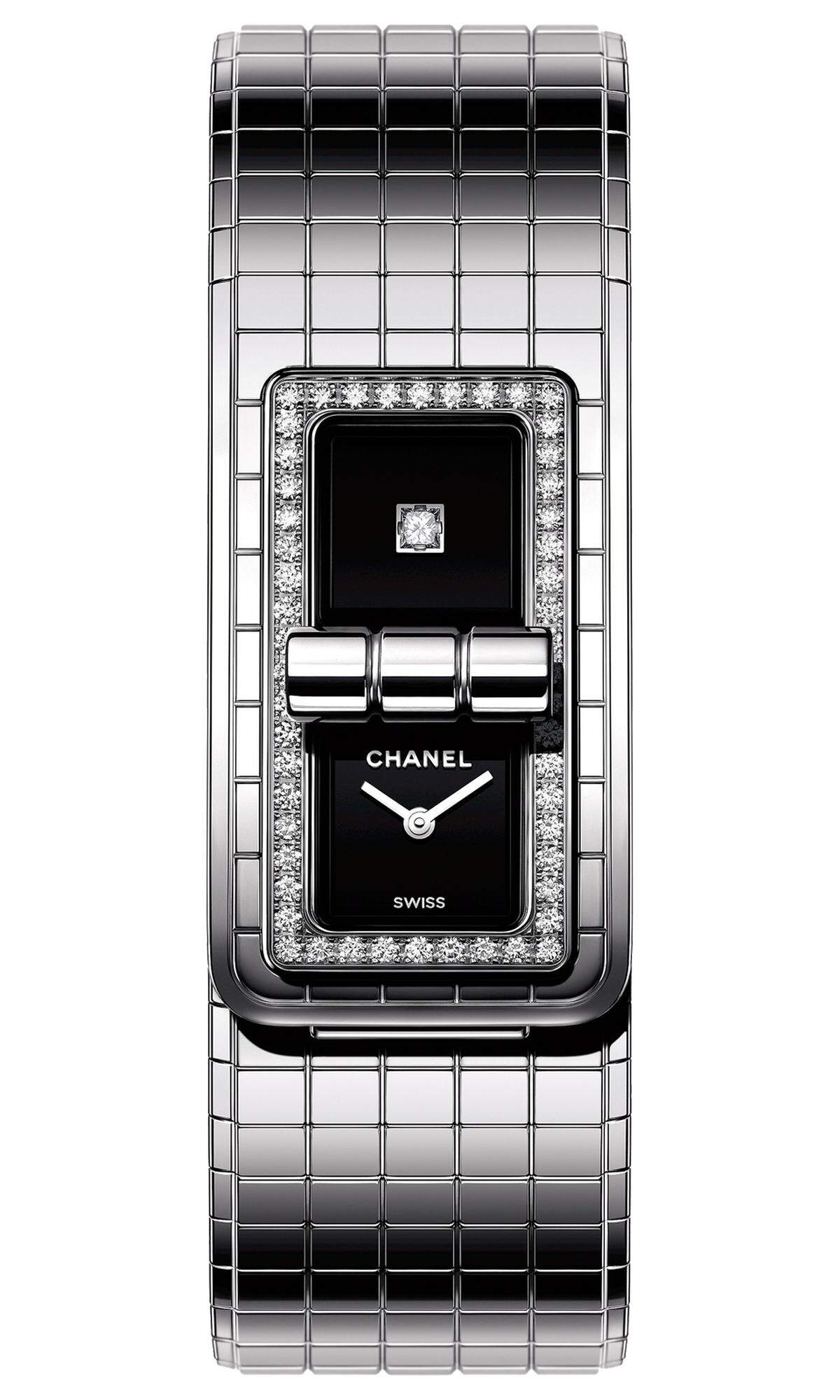 Die legendäre gesteppte Chanel-Tasche „2.55“ stand für diese Uhr Pate: „Code Coco“ wird mit einem Klick geschlossen, genau wie die von Coco Chanel im Februar 1955 kreierte Handtasche. Die Schließe ziert dabei die Mitte des Zifferblatts.