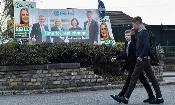In Nordirland könnte erstmals die irisch-nationalistische Sinn Fein die Wahl zum Regionalparlament gewinnen. Sie strebt eine Wiedervereinigung mit Irland an. 