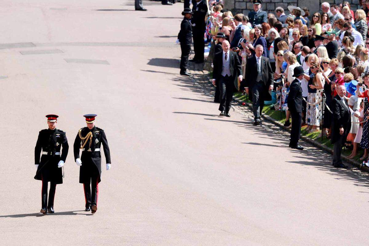 Prinz Harry und sein Bruder Prinz William glänzten in einer dunklen Paradeuniform. Prinz Harry wird künftig übrigens als "Seine königliche Hoheit, der Herzog von Sussex" angesprochen.