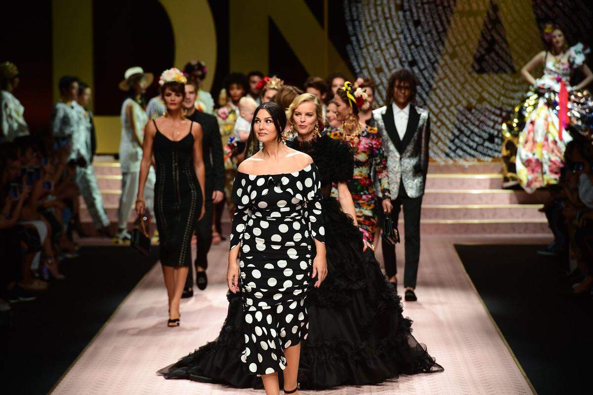 Monica Bellucci, Helena Christensen, Eva Herzigova und Carla Bruni liefen unter anderem für Dolce &amp; Gabbana über den Laufsteg.