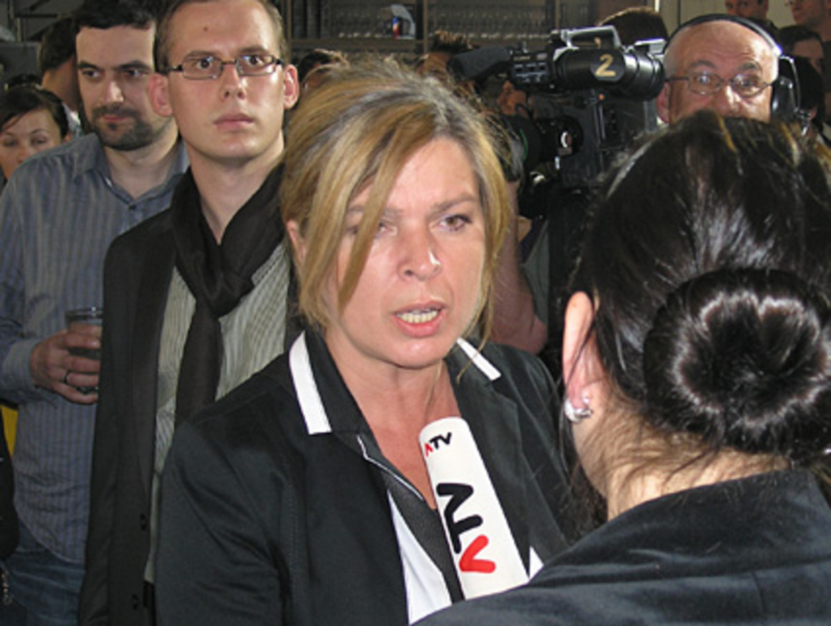 Emotional reagierte LIF-Europasprecherin Karin Resetarits: "Es ist eine Katastrophe", sagte sie wiederholt Interviewpartnern."Politik ist so etwas Schmerzhaftes und Enttäuschendes", so Resetarits.