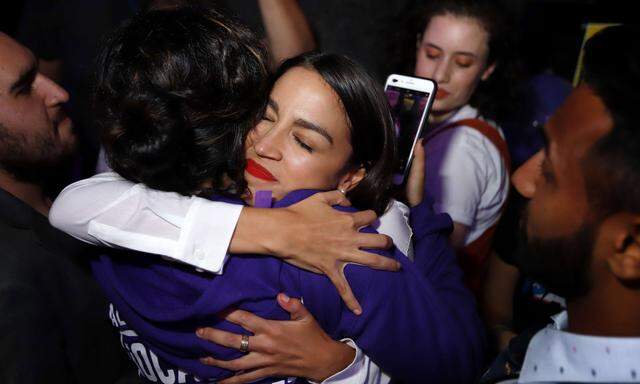Die New Yorker Demokratin Alexandria Ocasio-Cortez schwelgt im Jubel über ihren Wahlsieg. Die 29-Jährige aus der Bronx wird die jüngste Abgeordnete im Repräsentantenhaus werden. 