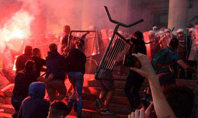 Erneut haben Tausende gegen Präsident Vučić und das Chaos in der Coronakrise protestiert. 