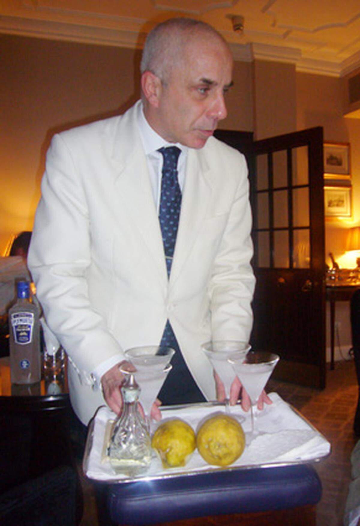 Alessandro Palazzi heißt der Barkeeper im Dukes Hotel in London. Er mixt seit mehr als 30 Jahren den Original-Martini von Bond-Autor Ian Fleming, der abends, nach dem Schreiben, in die Hotelbar in Mayfair kam. Wichtig zu Beginn: die konischen Cocktailgläser, die eisgekühlt sein sollten.