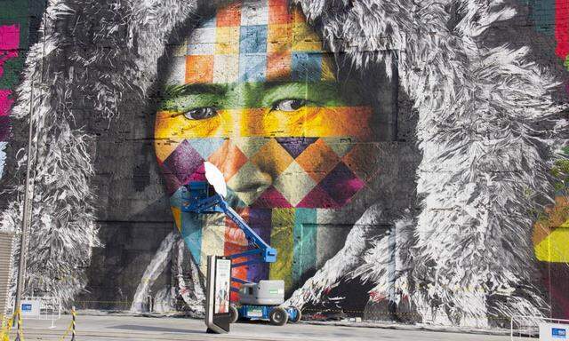Das Wandbild „Etnias“ des berühmten brasilianischen Graffiti-Künstlers Eduardo Kobra lockt zahlreiche Olympia-Touristen in Rios Hafengegend Porto Maravilha
