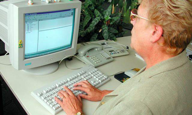 Seniorin am Computer