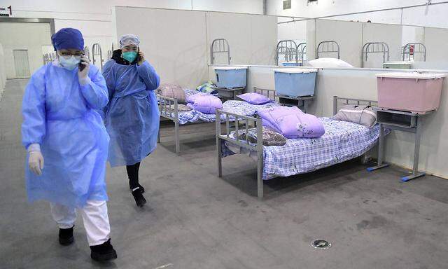 (200208) -- WUHAN, Feb. 8, 2020 -- Medical workers are seen in the nursing unit B of Wuhan Livingroom in Wuhan, central