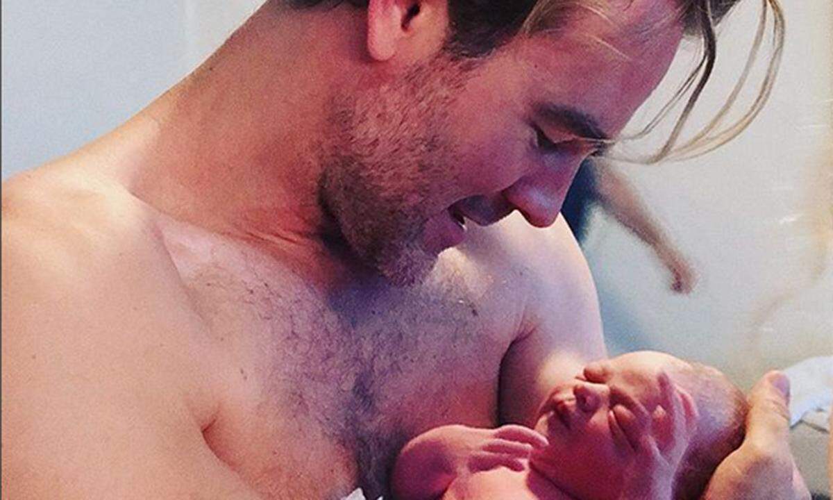 "Dawson's Creek"-Star James Van Der Beek ist jetzt fünffacher Vater. Auf Instagram verriet der US-Schauspieler, dass er und seine Frau Kimberly ein kleines Mädchen bekommen haben. Die Kleine hört auf den Namen Gwendolyn und kam bereits am Freitag zur Welt.