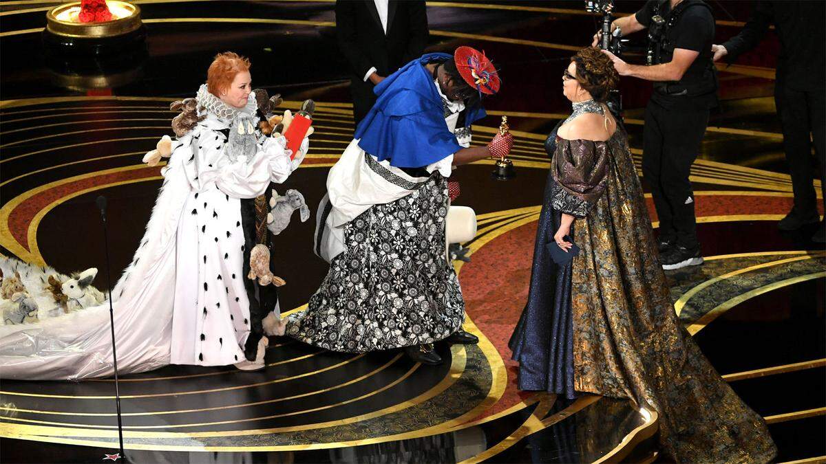 Den Preis fürs Kostümdesign präsentierte Melissa McCarthy. In ihrem Kleid hingen unzählige Stoffhasen - eine Anspielung auf Queen Anne in "The Favourite". Mit stoischer Mine verkündete sie, dass es beim Kostümdesign auch wesentlich darum gehe nicht von der Geschichte abzulenken.