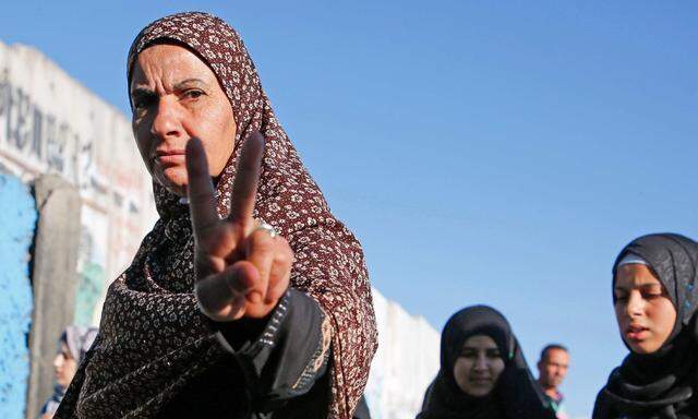 Palästinensische Frauen bei einem Checkpoint bei Jerusalem: Besonders die Jüngeren werden langsam immer selbstbewusster.