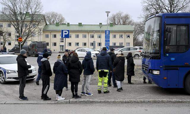Schüler und Angehörige vor der Schule in Vantaa.