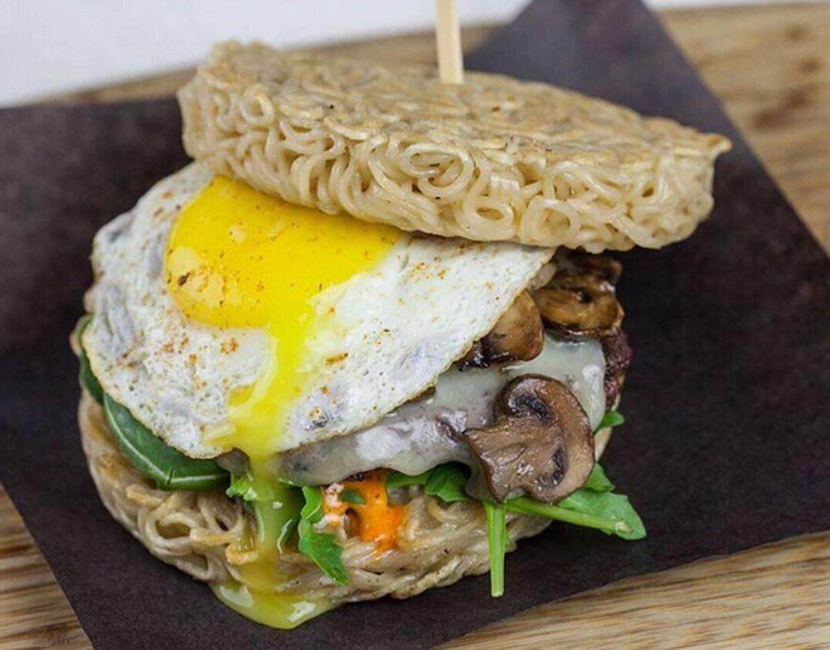 Der Ramen-Burger von Keizo Shimamoto hat sich bereits durchgesetzt. Statt einem Burger-Brötchen kommt dieses Exemplar mit knusprigen Ramen-Nudeln daher.