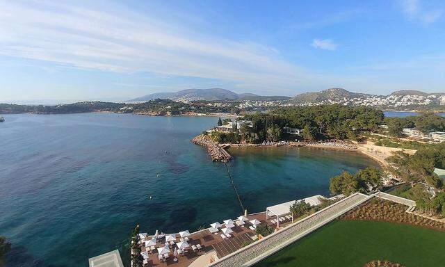 Das erste Resort der Luxushotelgruppe Four Seasons in Griechenland: auf der grünen Landzunge Astir, die sich vor dem mondänen Badeort Vouliagmeni ins Meer erstreckt.