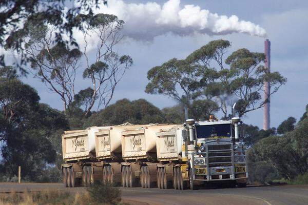 Da viele Gebiete im australischen Outback nicht an das Eisenbahnnetz angebunden sind, ist die Lieferung per Road Train eine wirtschaftliche Transportlösung. Die geringe Verkehrsdichte erlaubt außergewöhnliche Zuglängen - bis zu 50 Meter. Im Stadtgebiet ist der Betrieb allerdings nicht erlaubt.