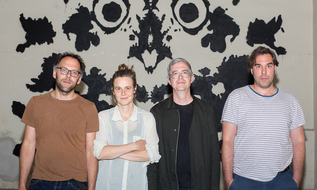 Die vier vom Kollektiv irreality.tv im Sandleitenhof, von links: Lars Moritz, Esther Pilkington, Daniel Ladnar und Jörg Thums.
