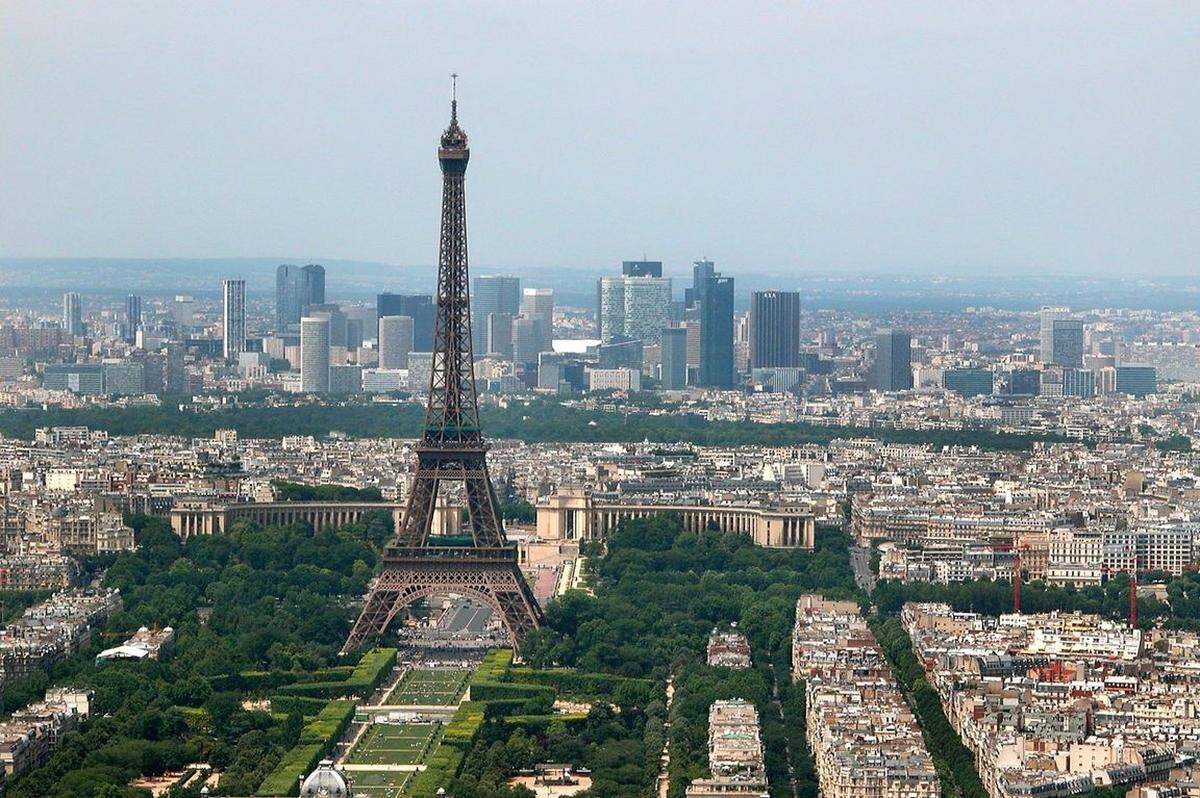Paris ist die teuerste Stadt in Europa. Für Speisen und Getränke müssen die Pariser tief in die Tasche greifen. In Restaurants sind Menüs unter 20 Euro Mangelware.