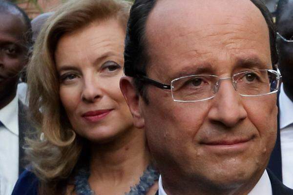 Zickenkrieg auf hohem Niveau. Valérie Trierweiler, die Lebensgefährtin des französischen Präsidenten Hollande, hat diesen Sommer einen Bock abgeschossen. Sie postete "Nur Mut, Olivier Falorni". Die Nachricht wurde als Affront gegen Hollandes Ex Ségolène Royal verstanden, die gegen Falorni um einen Parlamentssitz kämpfte.