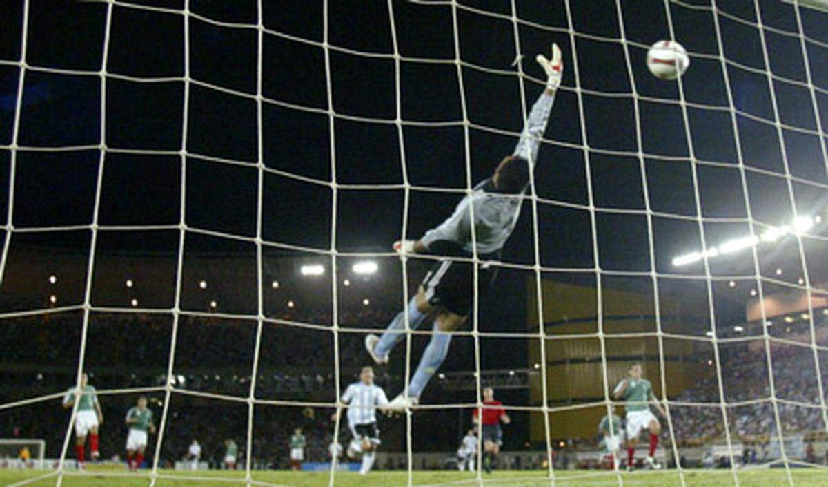 Im Sommer 2007 holte Lionel Messi mit Argentinien den zweiten Platz bei der Copa América. Im Halbfinale zeigte der "Zauberfloh" ein weiteres Schmankerl, als er Mexikos Torhüter mit einem feinen Heber aus dem Fußgelenk überlistete.  >>> Das Tor bei YouTube