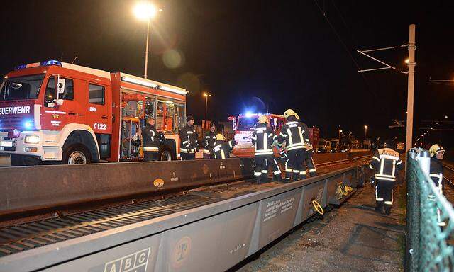 Archivbild: Einsatzkräfte an der Unfallstelle im Bahnhof Wörgl