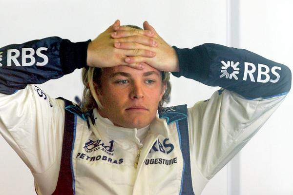 12. März 2006, Sachir, Bahrain: Rosberg schafft es als Siebenter in die WM-Punkte und fährt die schnellste Rennrunde. Da ist selbst Vater Keke baff: "Die schnellste Runde im ersten Formel-1-Rennen zu schaffen, ist nicht gerade normal." Und was sagt der Sohn? "Ich hätte nicht gedacht, dass ich mich gleich am ersten Rennwochenende so sehr freuen kann. Es ist toll." Dabei ist der damals 20-Jährige mit seinem Williams in der ersten Runde noch ins Heck des BMW-Sauber von Landsmann Nick Heidfeld gefahren. "Nach der ersten Kurve dachte ich, es ist gelaufen", meint Rosberg.