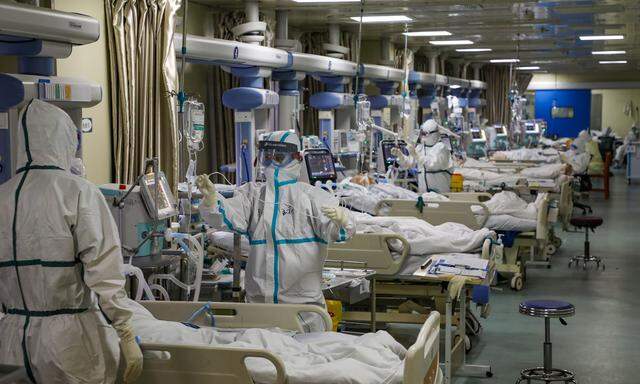 Kampf gegen das Coronavirus. Medizinisches Personal in Schutzkleidung in einem Krankenhaus der Stadt Wuhan.