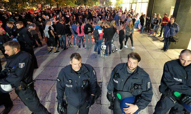 Die Polizei bewacht während des #wirsindmehr-Konzerts den Gedenkort, an dem ein Mann vor mehr als einer Woche in Chemnitz erstochen wurde.