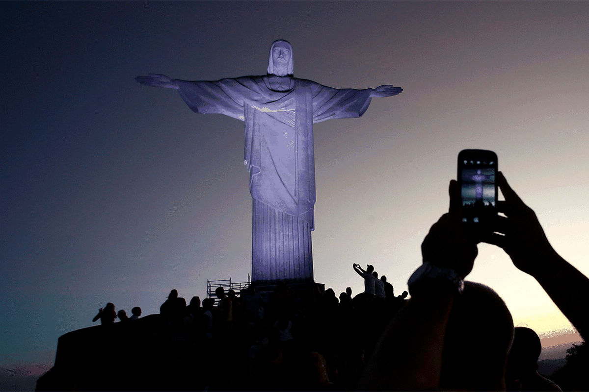 Die beiden Wahrzeichen Rio de Janeiros - die Christus-Statue und der Zuckerhut - stehen bei den WM-Touristen hoch im Kurs. Rund 80.000 Besucher fuhren in der Woche vom 15. bis 22. Juni mit der Zahnradbahn oder Bussen auf den 710 Meter hohen Corcovado-Berg zum "Cristo Redentor", 30.000 mehr als in der Vorwoche. Auch der Zuckerhut lockte die Touristen. Sind es an normalen Tagen etwa 3.000 Besucher, die mit der Seilbahn auf den 395 Meter hohen Zuckerhut fahren, waren es in der ersten WM-Woche täglich 5.000 und in den Tagen der zweiten WM-Woche 8.000.