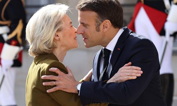 Ursula von der Leyen am 6. Mai 2024 in Paris zu Besuch bei Emmanuel Macron. 
