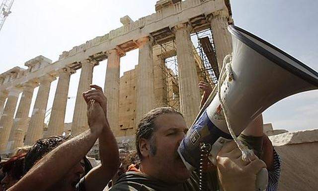 Contract workers of the Culture Ministry protest in front of the temple of the Parthenon against the 