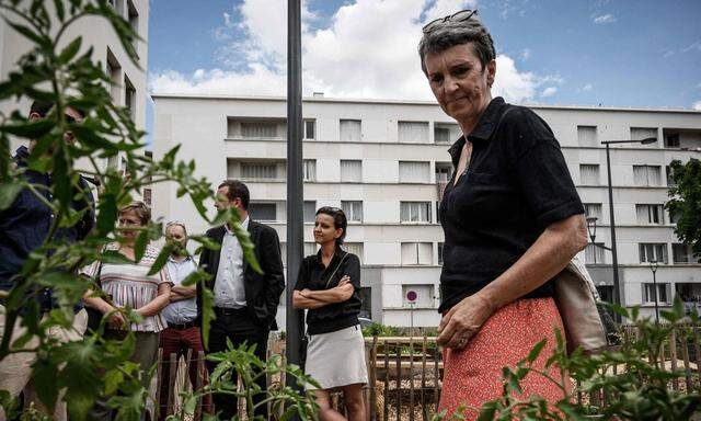 Die Kandidatin der linken Einheitsliste für die Stichwahl am Sonntag besucht in Lyon ein Gartenprojekt.  